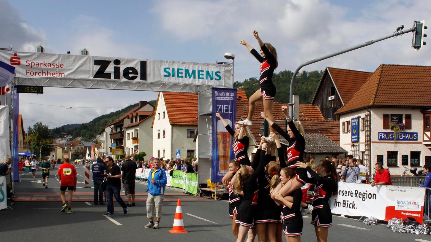Litzendorfer Cheerleader "Lions" sorgen in Ebermannstadt für akrobatische Einlagen.
