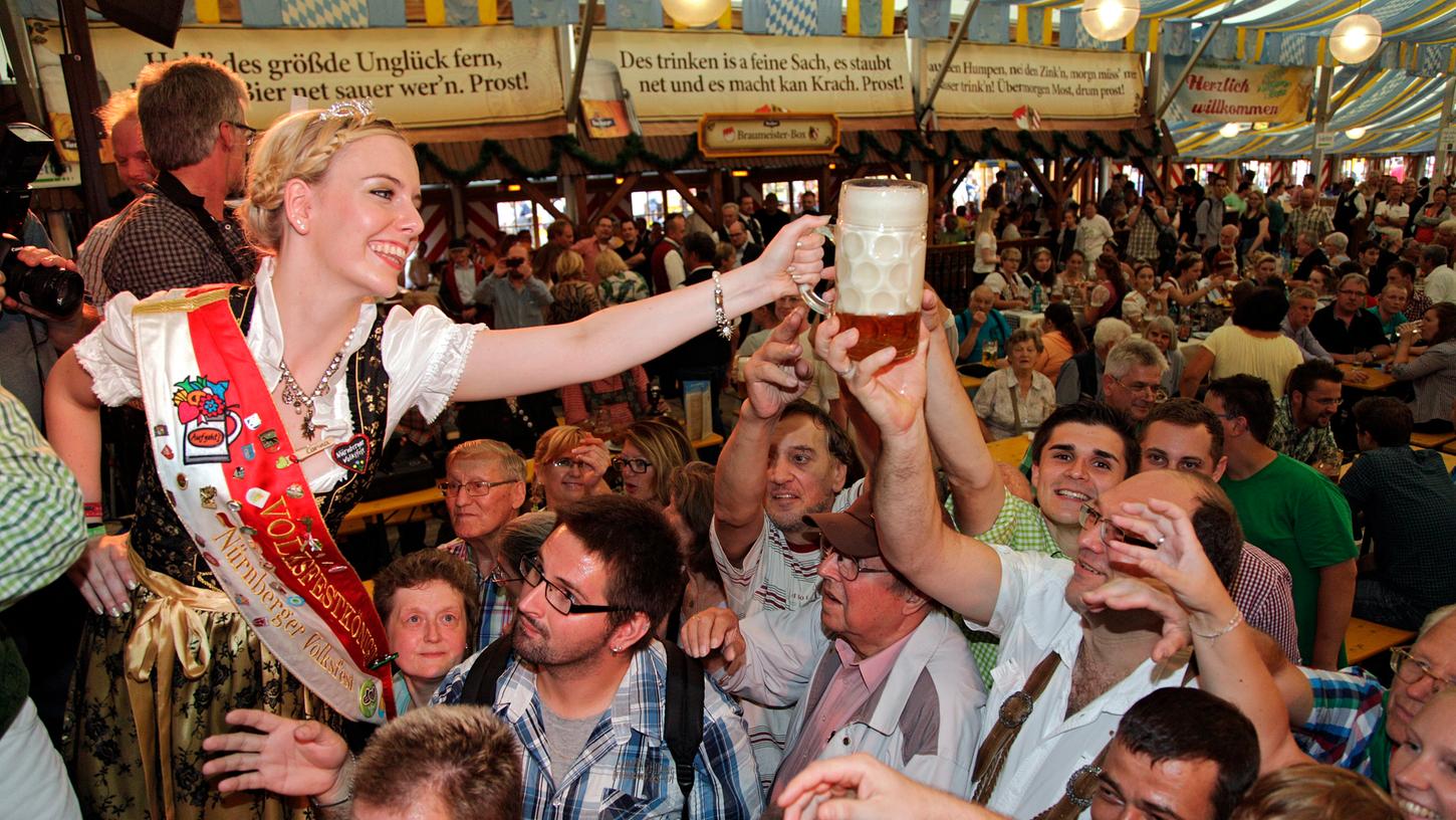 Dichtes Gedränge beim Anstich: Zahlreiche Besucher ließen sich beim 157. Volksfest das erste Bier nicht entgehen.