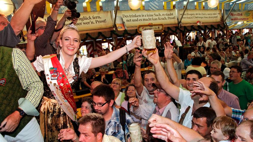 Und dann hieß es: Bier sichern. Die Volksfestkönigin half natürlich gerne aus und überreichte den Besuchern die Krüge.
