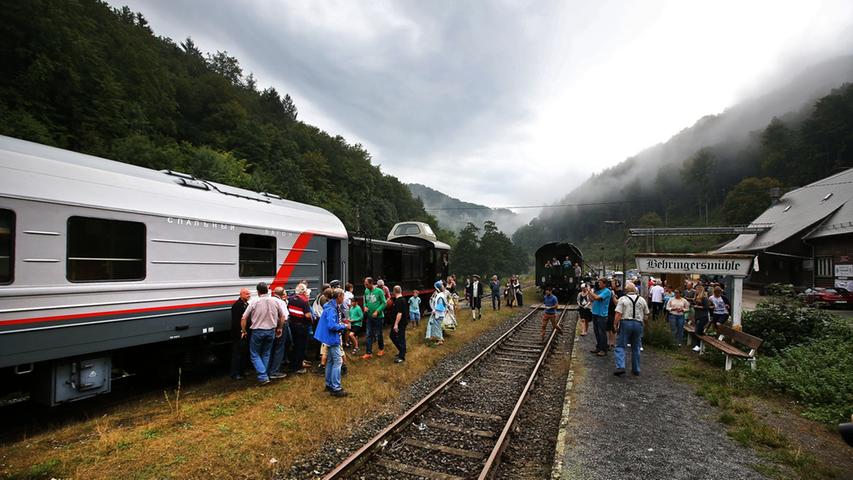 Erstmals ist ein Schlafwagen der Russischen Staatsbahn in Behringersmühle gestartet. Von dort ist eine Reisegruppe zum Baikalsee in Sibirien aufgebrochen und folgt der Route der Transibirischen Eisenbahn. Viele Eisenbahn-Fans sind gekommen, um das Schauspiel zu beobachten.