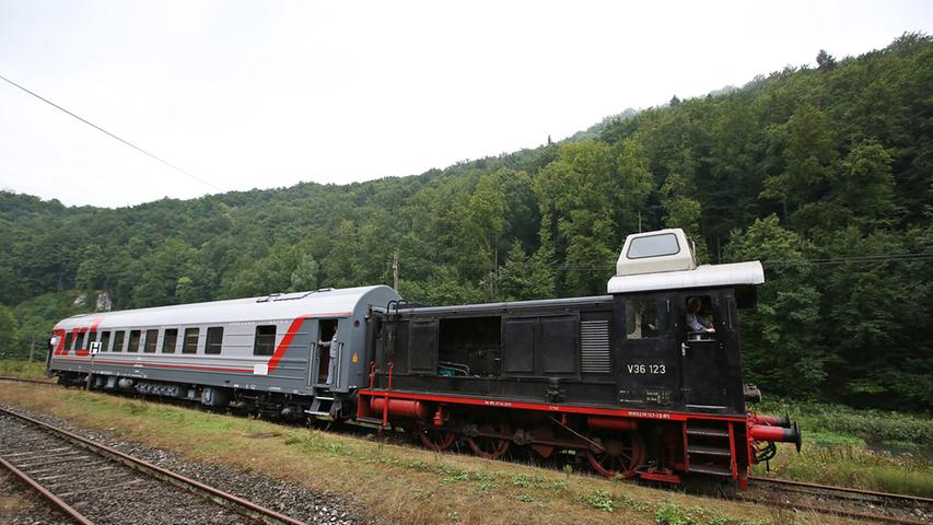 Der russische Kurswagen an der Diesellok der Dampfbahn Fränkische Schweiz: Einer V36 123, die 1940 gebaut wurde.