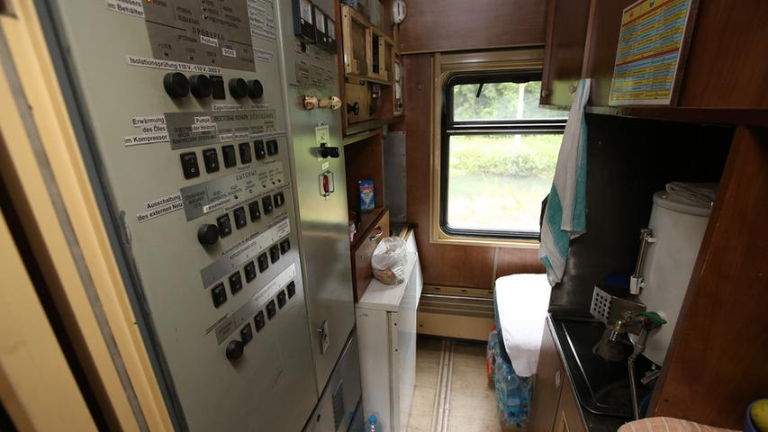 Die Küche und der Betriebsraum des Schlafwagens. Er ist weitgehend im Originalzustand. Zum Beispiel die Toiletten wurden aber aufgerüstet.