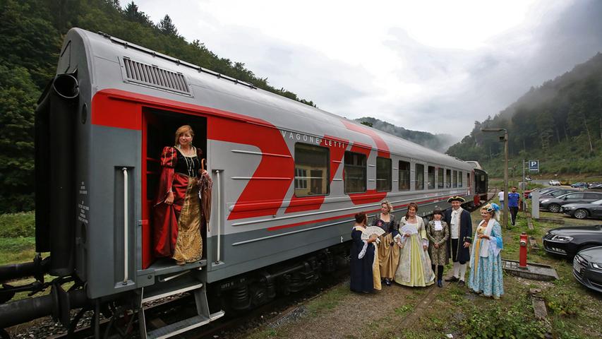 Die Gößweinsteiner Barocktanzgruppe hatte die Einfahrt der Reisenden begrüßt - sie waren mit der Dampfbahn Fränkische Schweiz aus Ebermannstadt gekommen. Für den engen Schlafwagen sind die ausladenden Kleider aber nicht so geeignet.