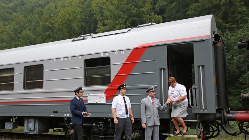 Anton Tarasov (2.v.li.) arbeitet als Eisenbahn-Ingenieur bei Siemens. Er hat die Reise mitorganisiert und sieht sie auch als Zeichen der Völkerverständigung. Ein Übersetzer (li.) und zwei russische Zugbegleiter sind auch mit an Bord.