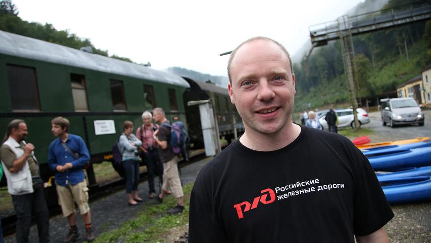Matthias Meeh trägt das Logo der Russischen Staatsbahn auf der Brust. Der Adelsdorfer hat die Reise mitorganisiert - und lobt den Komfort in dem Kurswagen von 1974.