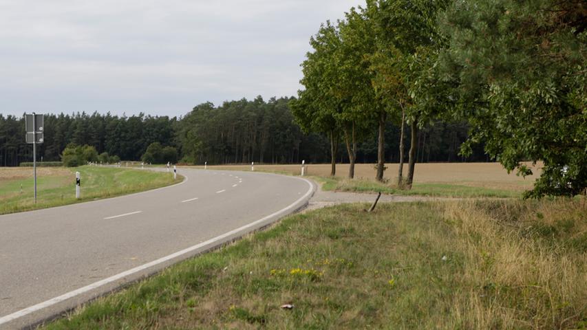 Im Landkreis Weißenburg-Gunzenhausen ist ein 63-jähriger Motorradfahrer bei einem schweren Unfall ums Leben gekommen. Die Polizei fahndet nach einem silbergrauen Kombi, der sich von der Unfallstelle entfernt haben soll.