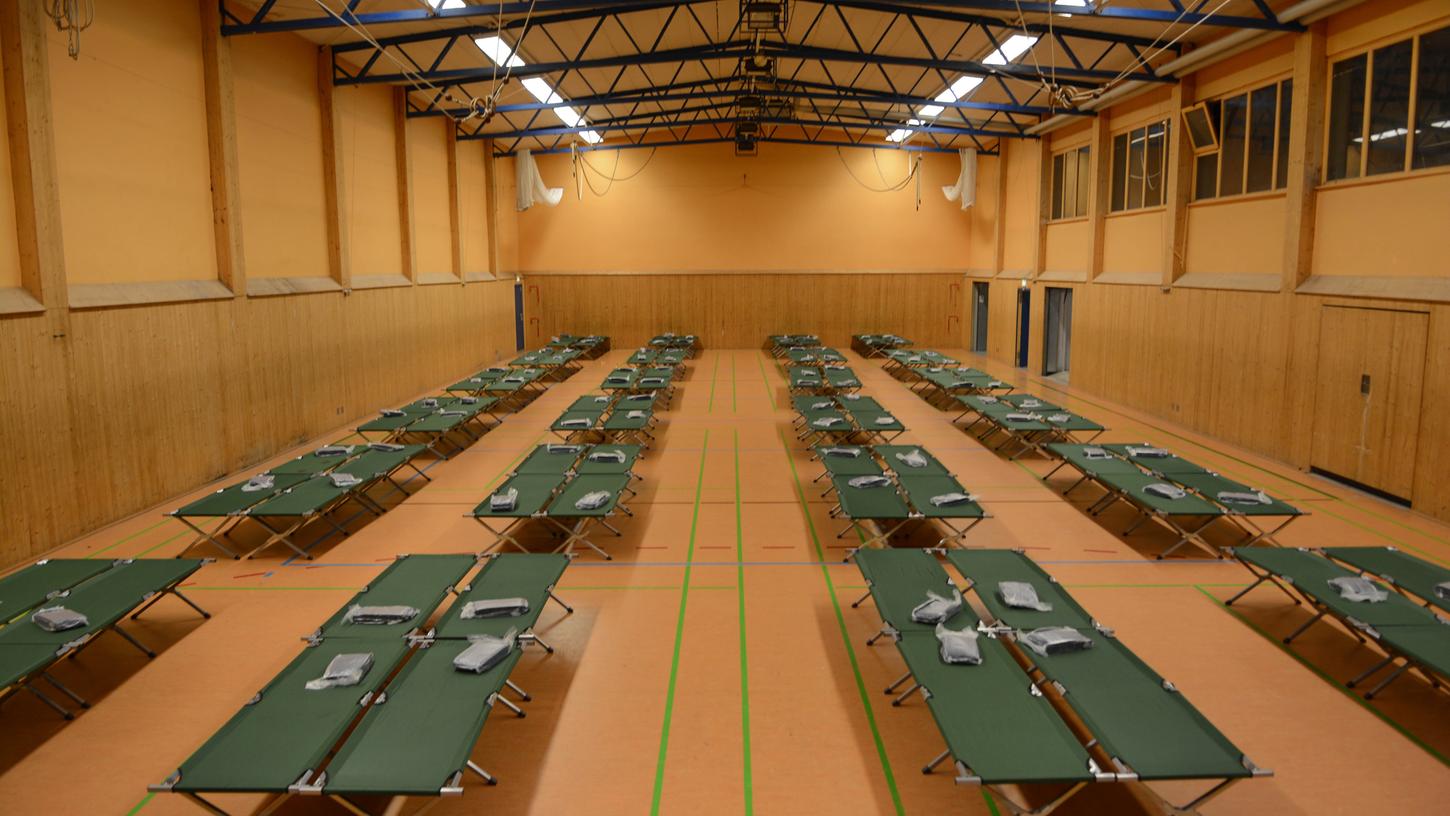 Die Stadt Nürnberg muss kurzfristig weitere 200 Flüchtlinge unterbringen. Daher haben Hilfsorganisationen in der Nacht zum Samstag im Süden Nürnbergs drei Turnhallen zu Notunterkünften umgebaut.