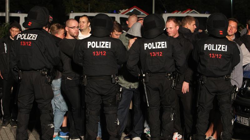 Polizeikräfte kesseln in Heidenau etwa 100 Rechte ein. Diese hatten sich am Abend, nach einem friedlichen Willkommensfest für Flüchtlinge, gegenüber dem Notquartier für Asylsuchende an einem Supermarkt versammelt. Die Ordnungshüter umstellten die Rechten, von denen viele Bierflaschen in der Hand hie