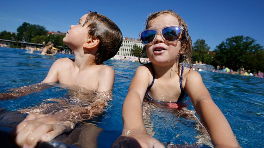 Auch die kleinen Nachwuchs-Schwimmer Oscar (7) und Clara (4) genießen die letzten Tage des Sommers.