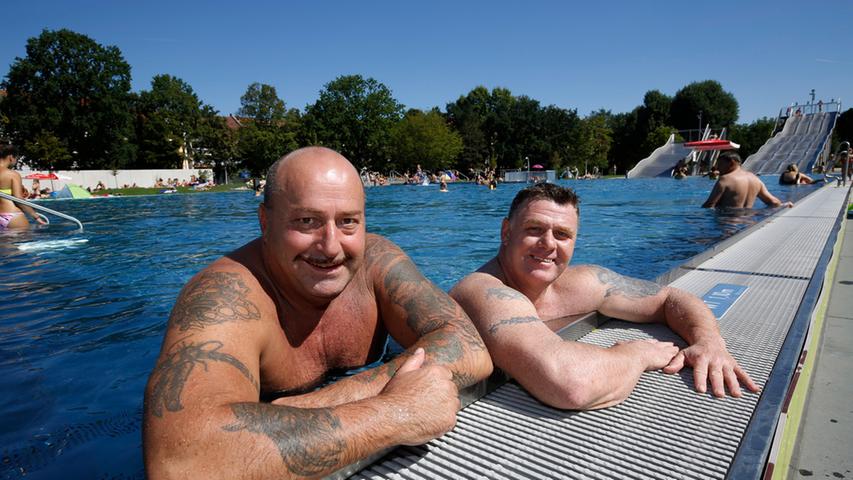 Glücklich genießen Oskar Zimmermann (l.) und Gustav Wagner im kühlen Wasser das warme Wetter.