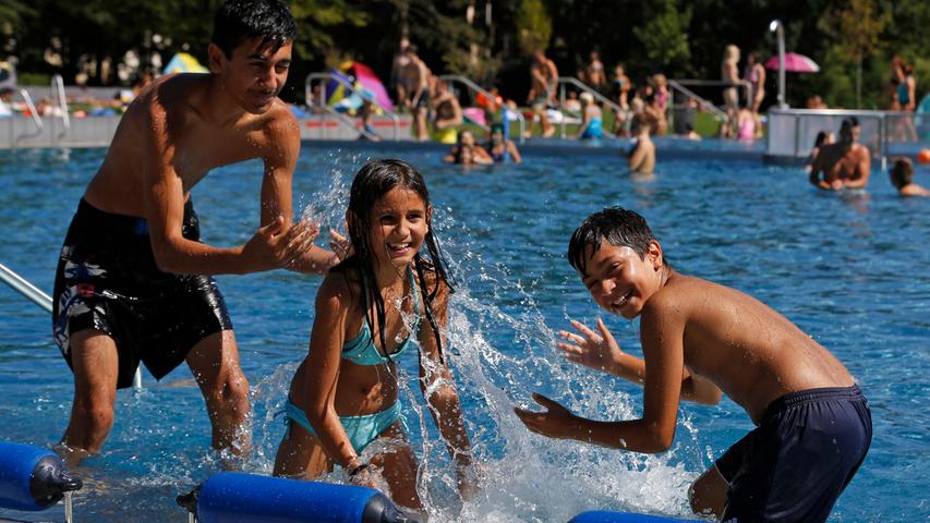 Im Westbad kann man entweder im Wasser plantschen, ...