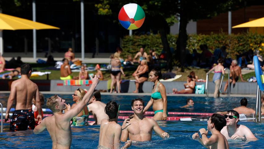 Und schon ist es wieder (fast) vorbei - der diesjährige Sommer war extrem heiß, aber viel zu kurz. Noch genießt man in Franken die letzten heißen Tage und die öffentlichen Schwimmbäder freuen sich über die voraussichtlich letzten Besucherwellen in diesem Jahr.