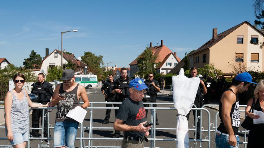Motiv: Nazi Demo und Gegen Demo Fürth-Ronhof...Datum: 29.08.15..Ort:  Fürth..Fotograf: Kai Barnickel..Abrechnung: Pauschale