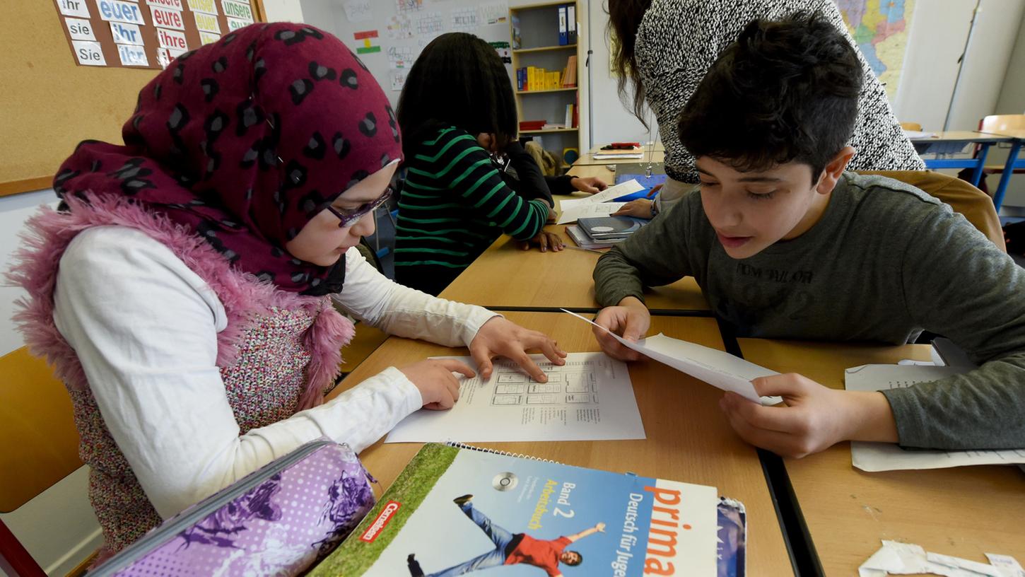 Bayerische Lehrer- und Lehrerinnenverband rechnet mit etwa 50.000 schulpflichtigen Flüchtlingskindern zum Schuljahresbeginn (Symbolbild).