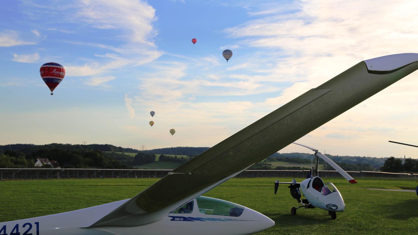 Das Flugplatzfest in Dobenreuth: Fluggeräte jeglicher Art, kleine Attraktionen und jede Menge Spaß begeisterten die Massen. Neben Segelflugzeugen und Gyrokoptern, wurden am Samstagabend sogar sieben Heißluftballons gleichzeitig gestartet.