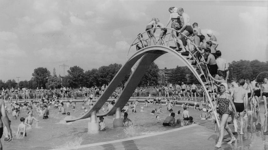 Das Bad in den 60er Jahren: Kinder suchen Abkühlung an der Rutsche.
  