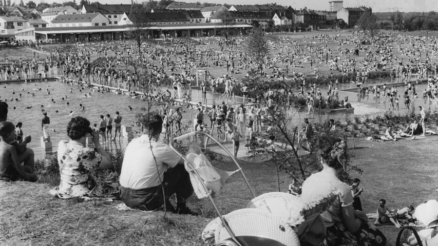 60 Jahre Scherbsgrabenbad: Hier lernten Generationen Fürther schwimmen, tauchen und manchmal auch küssen. Hier ein Foto aus den 60er Jahren.