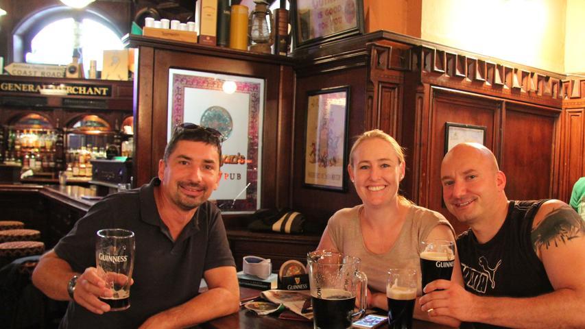 Marcel (l.), Marlene und Sven schauen sich gemeinsam das Club-Spiel gegen Fortuna Düsseldorf im Irish Pub Finnegans an.