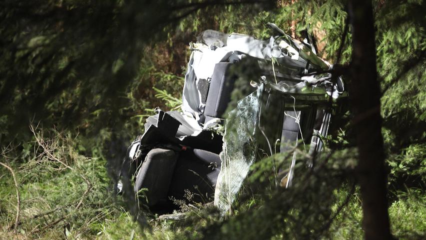 Mercedes nach Kollision mit Baum zerfetzt - Fahrer tot