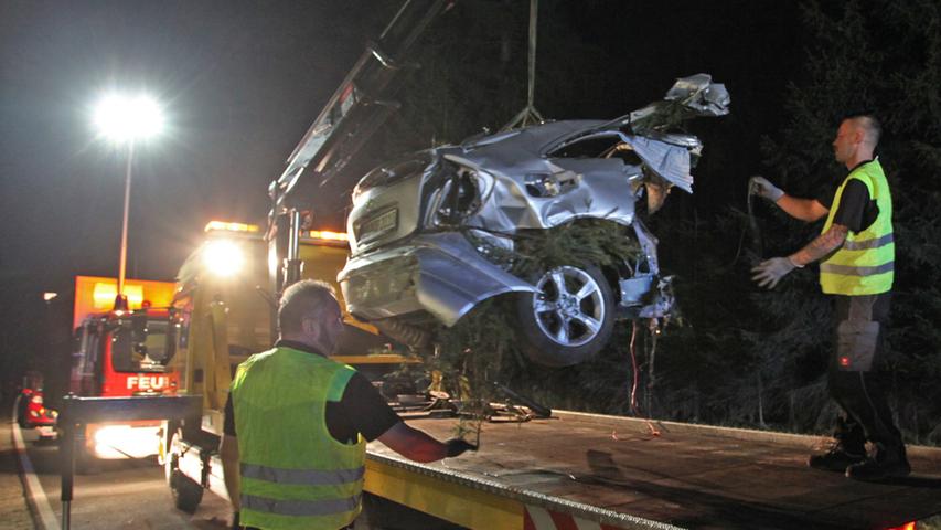 Mercedes nach Kollision mit Baum zerfetzt - Fahrer tot 