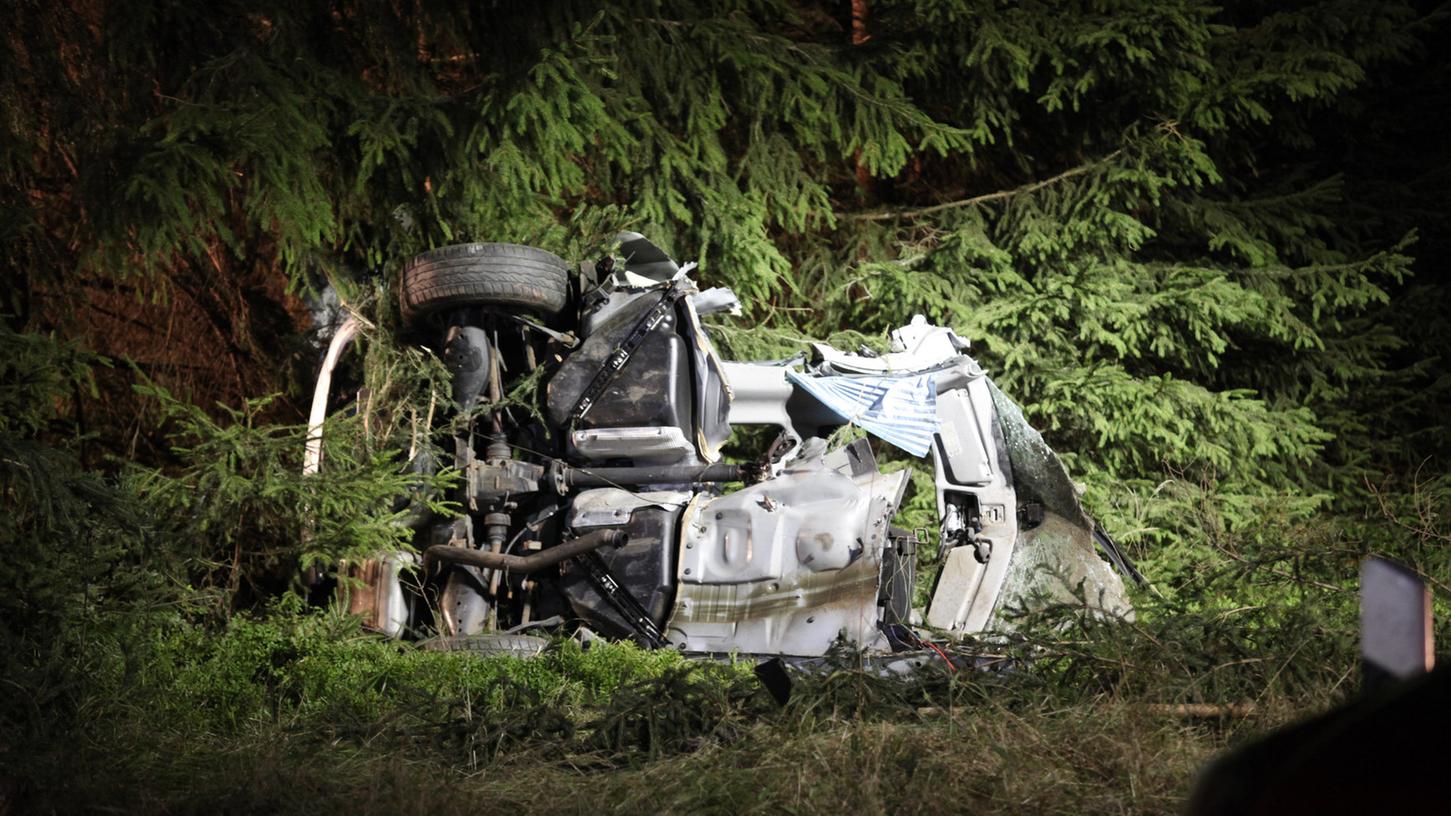 Rettungskräfte vor Ort konnten nur noch den Tod des Autofahrers feststellen.