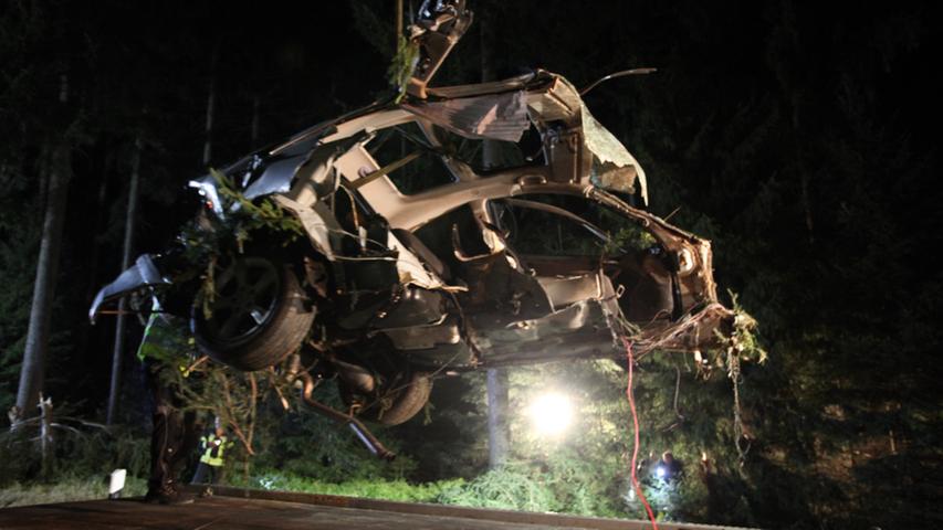 Mercedes nach Kollision mit Baum zerfetzt - Fahrer tot 