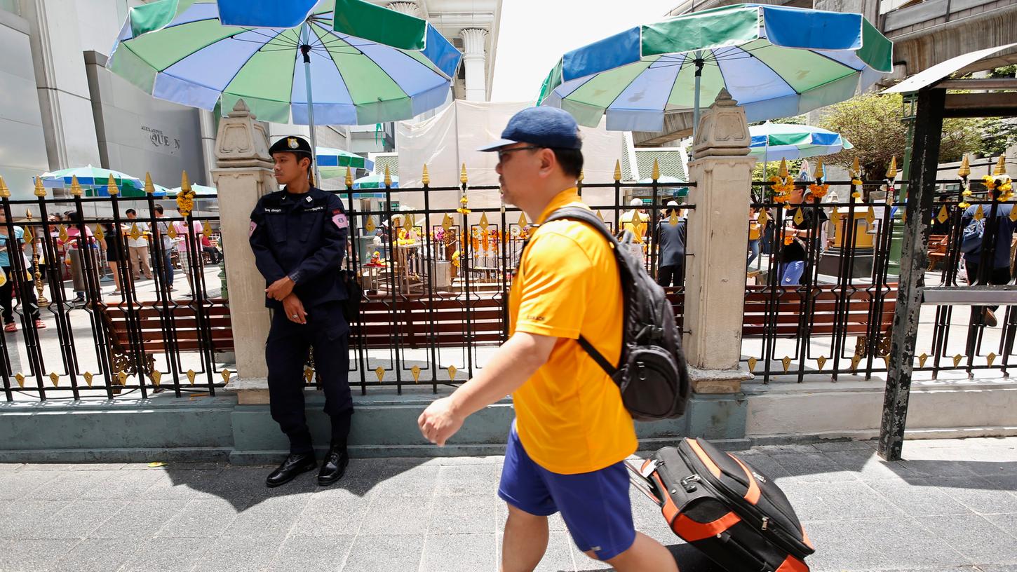 Bei einem Bombenanschlag kamen Mitte August 20 Menschen ums Leben. Nun wird der bei Touristen beliebte Erawan Shrine in Bangkok von der Polizei überwacht.