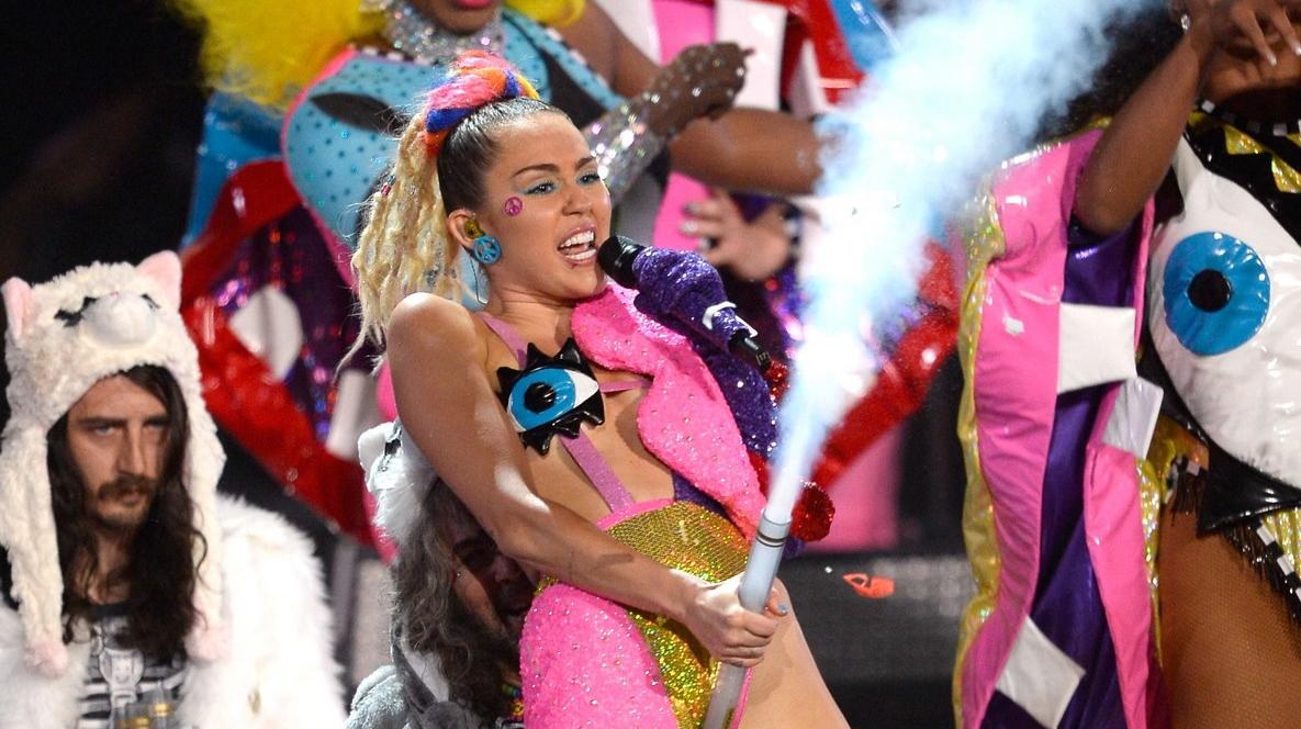 Moderatorin Miley Cyrus nahm sich während der Show selbst aufs Korn.