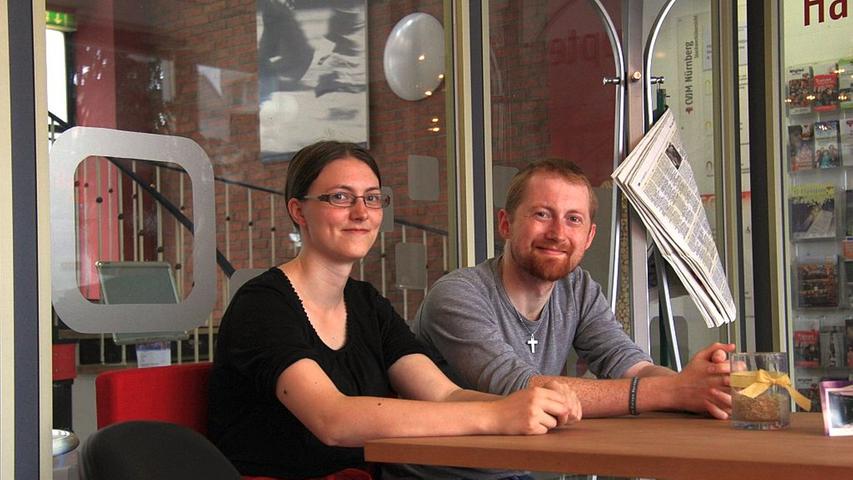 Die Treppenhaus Lounge ist etwas ganz besonderes. Denn in kaum einem anderen Café wird Fairness so groß geschrieben. "Wir backen hier alles selber", erzählt die Bedienung Julia, die hier ein Jahrespraktikum absolviert. "Die Gäste schätzen am meisten, dass wir gute Leistung für wenig Geld bieten. Denn wir kalkulieren so, dass wir gerade mal den Einkauf und den Aufwand abdecken können." Das von der CVJM betriebene Café soll für jeden offen und erschwinglich bleiben. Tobias, der Buchhändler von nebenan, verbringt täglich seine Mittagspause in der Lounge. "Ich habe mich durch die gesamte Speisekarte probiert", meint er mit einem verschmitzten Lächeln. "Die selbst gebackenen Cookies sind genial." Die Treppenhaus Lounge ist etwas ganz besonderes. Denn in kaum einem anderen Café wird Fairness so groß geschrieben. "Wir backen hier alles selber", erzählt die Bedienung Julia, die hier ein Jahrespraktikum absolviert. "Die Gäste schätzen am meisten, dass wir gute Leistung für wenig Geld bieten. Denn wir kalkulieren so, dass wir gerade mal den Einkauf und den Aufwand abdecken können." Das von der CVJM betriebene Café soll für jeden offen und erschwinglich bleiben. Tobias, der Buchhändler von nebenan, verbringt täglich seine Mittagspause in der Lounge. "Ich habe mich durch die gesamte Speisekarte probiert", meint er mit einem verschmitzten Lächeln. "Die selbst gebackenen Cookies sind genial."