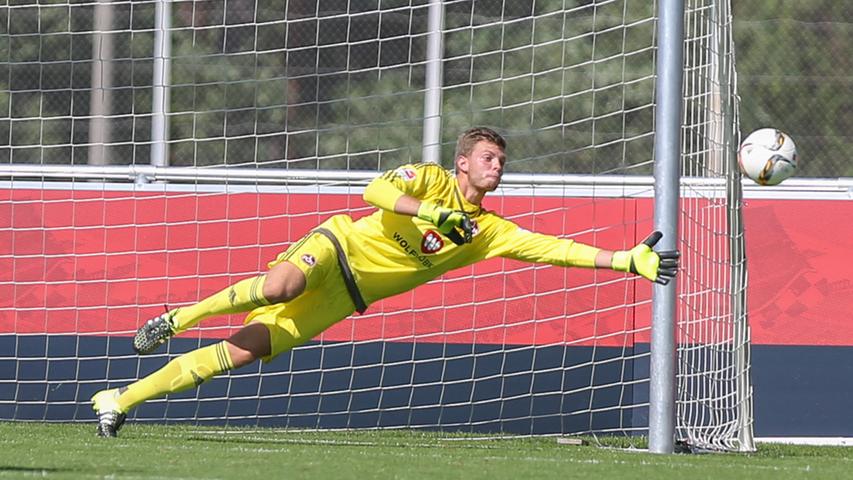 Keeper Benjamin Uphoff schließt sich fest dem VfB Stuttgart an. In der vergangenen Saison war er bereits an die Schwaben ausgeliehen. Beim Club spielte der 22-Jährige vornehmlich in der U 21 und war im Kasten der Profis an vierter Stelle gesetzt.