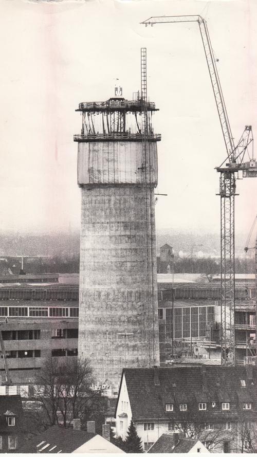 1978 ragt der Rohbau bereits 50 Meter in die Höhe. Der Turm, der in Schaftbauweise errichtet wurde (die Verschalung klettert mit) wächst pro Woche um etwa zehn Meter.