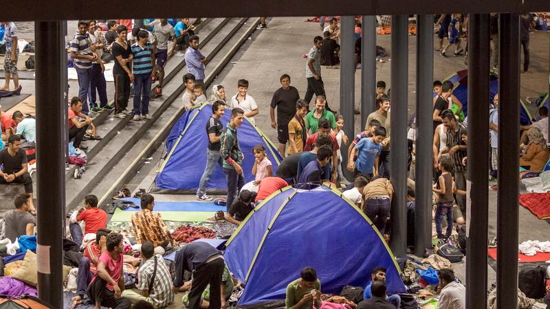 Ungarn: Tausende Flüchtlinge reisen Richtung Westen 