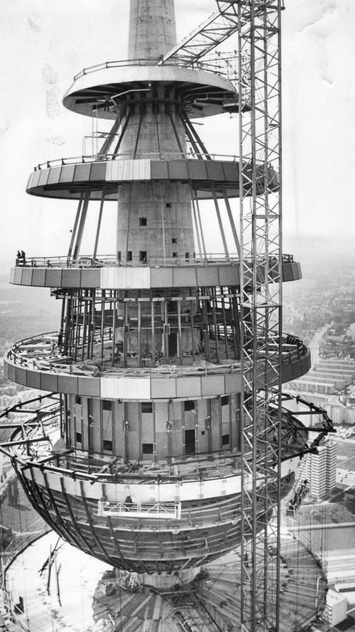 Die Arbeiten am 50 Meter hohen Turmkorb, dem "Nürnberger oder Schweinauer Ei", beginnen. Es besteht aus fünf Plattformen, einem Aussichtsbereich mit Cafeteria und einem Restaurant, das sich in 60 Minuten einmal um die eigene Achse dreht.