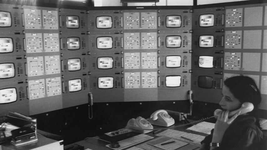 1980 war das Nürnberger Ei nach vierjähriger Bauzeit fertig. Hier ein seltener Blick ins Innere: In der TV-Leitstelle werden Fernsehprogramme überwacht.