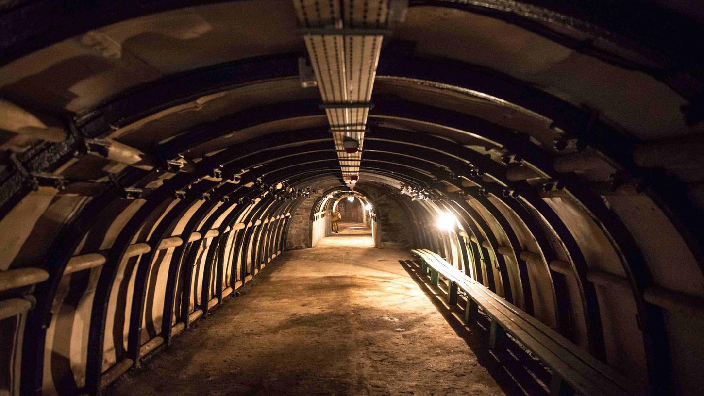 Piotr Zuchowski, Leiter der Denkmalschutzbehörde, ist sich "zu 99 Prozent sicher", dass sich in einem der Tunnel des Bergbaugebietes ein deutscher Panzerzug aus dem Zweiten Weltkrieg befindet.