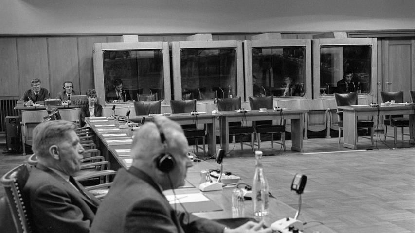 Der Sitzungssaal des Rathauses als Konferenzraum für Sozialisten aus sechs europäischen Ländern: Dolmetscher übersetzen in Kabinen an der Rückwand die Reden in vier Sprachen. Zum Artikel geht es hier:  Hier geht es zum Artikel vom 2. September 1965: Ein Stück Europa im Rathaus