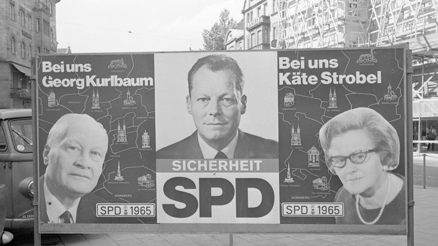 Auf Schritt und Tritt begegnet der Nürnberger in den Straßen seiner Stadt der Parteien-Reklame. CSU, FDP und SPD werben auf großen Plakaten an Hunderten von Stellen um die Gunst des Wahlvolkes. Hier im Bild, die Wahlplakate der SPD.  Hier geht es zum Artikel vom 4. September 1965: Werben um der Wähler Gunst