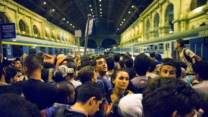 Der Ostbahnhof in Budapest wurde für zwei Stunden total gesperrt. Die Behörden forderten Reisende und Flüchtlinge auf, das Gelände zu verlassen.
