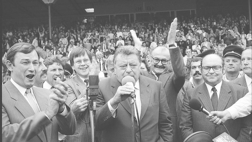 FJS wird gefeiert: Günther Beckstein (li.), Karl Freller (2. v. li.), Gerd Schmelzer (2. v. re.) und Willy Prölß (re.) bejubeln Strauß 1986, der im Nürnberger Stadion einen Geldsegen für Franken versprochen hat.