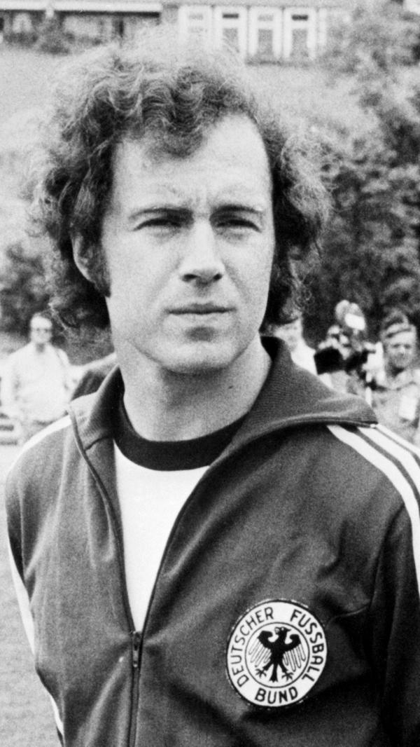 Bajuwarische Nüchternheit ist eine der vielen Tugenden, die Beckenbauer-Zitate so einprägsam machen. Hier lehrte er uns jene seltene Kunst der messerscharfen Analyse. Im gegnerischen Sechszehnner sah man ihn zwar selten, doch ab und an gönnte sich der Natural Born Libero auch mal ein Tor: Insgesamt 44 waren es in der Bundesliga, 14 Mal traf er für die DFB-Elf.