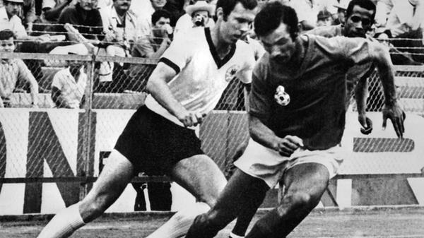 Eine überdurchschnittlich hohe Arbeitsmoral kann aus dieser Aussage des Kaisers abgeleitet werden. Sie möge uns als Leitmaß dessen gelten, was mit genug Ehrgeiz möglich ist. Beckenbauer wusste schon als Jugendlicher, was er wollte: Mit 13 Jahren stand ihm die Tür zu 1860 München offen, doch das junge Talent ohrfeigte kurzerhand einen Spieler der Sechziger und ging zum FC Bayern. Selbstbestimmung par excellence. Ahnten das der Beamte Franz Senior und seine Frau Antonie schon, als der kleine Franz Anton am 11. September 1945 in Giesing das Licht der Welt erblickte?