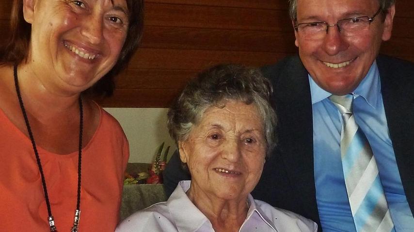 Zum 90. Geburtstag von Helene Fensel überbrachte Bürgermeister Herbert Saft die Glückwünsche der Gemeinde Kalchreuth verbunden mit dem Wunsch, dass die Zukunft noch viel Gesundheit und Freude bescheren möge.