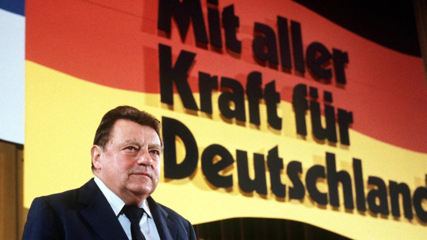 Über seinen SPD-Gegenspieler: „Helmut Schmidt und ich kennen uns sehr gut. Wenn er mich anredet „Alter Gauner“ und ich sage „Alter Lump“, so ist das durchaus eine von gegenseitiger Wertschätzung und realistischer Kennzeichnung getragene Formulierung.“