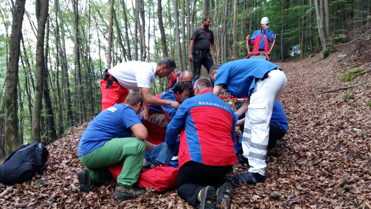 Die Bergwacht Forchheim kümmerte sich um den verletzten 77-Jährigen.