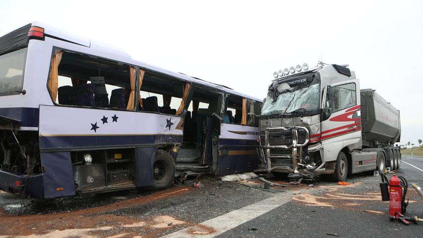 Schulbus kollidiert mit Lkw: 19 Kinder und der Lkw-Fahrer verletzt