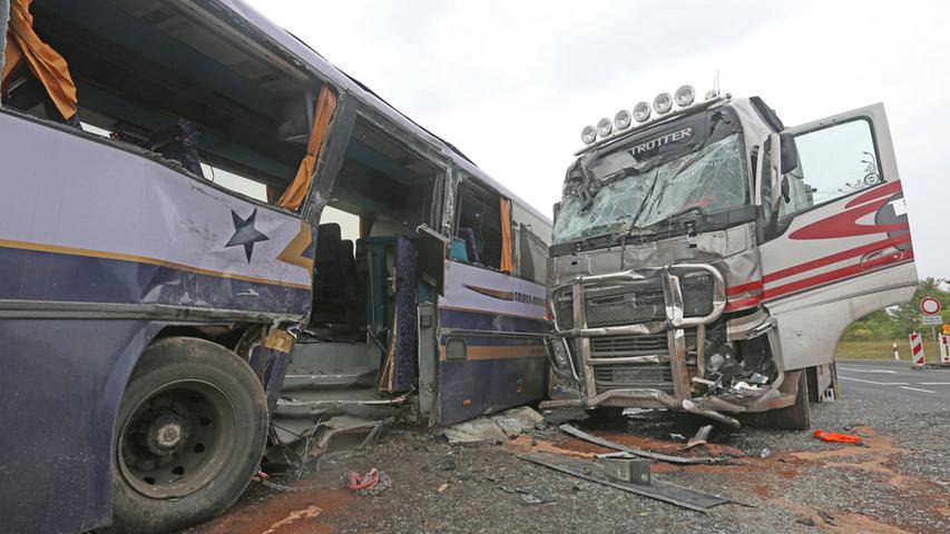 Schulbus kollidiert mit Lkw: 19 Kinder und der Lkw-Fahrer verletzt