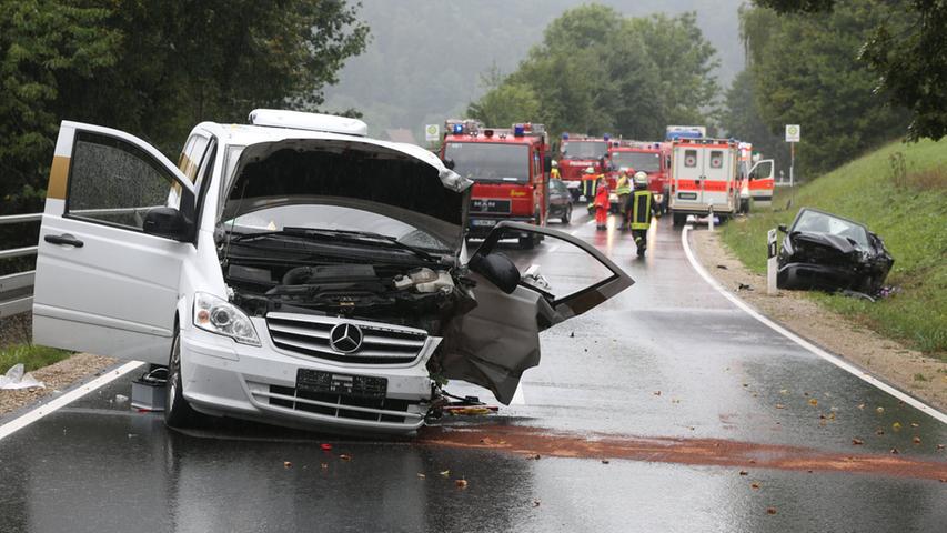 Zu einem Fontalzusammenstoß kam es am Donnerstagmittag gegen 12 Uhr bei Forchheim, als eine 23-Jährige mit ihrem Golf auf die Gegenfahrbahn geriet. Die 64-jährige Fahrerin eines entgegenkommenden Autos und die Unfallverursacherin wurden schwer verletzt.