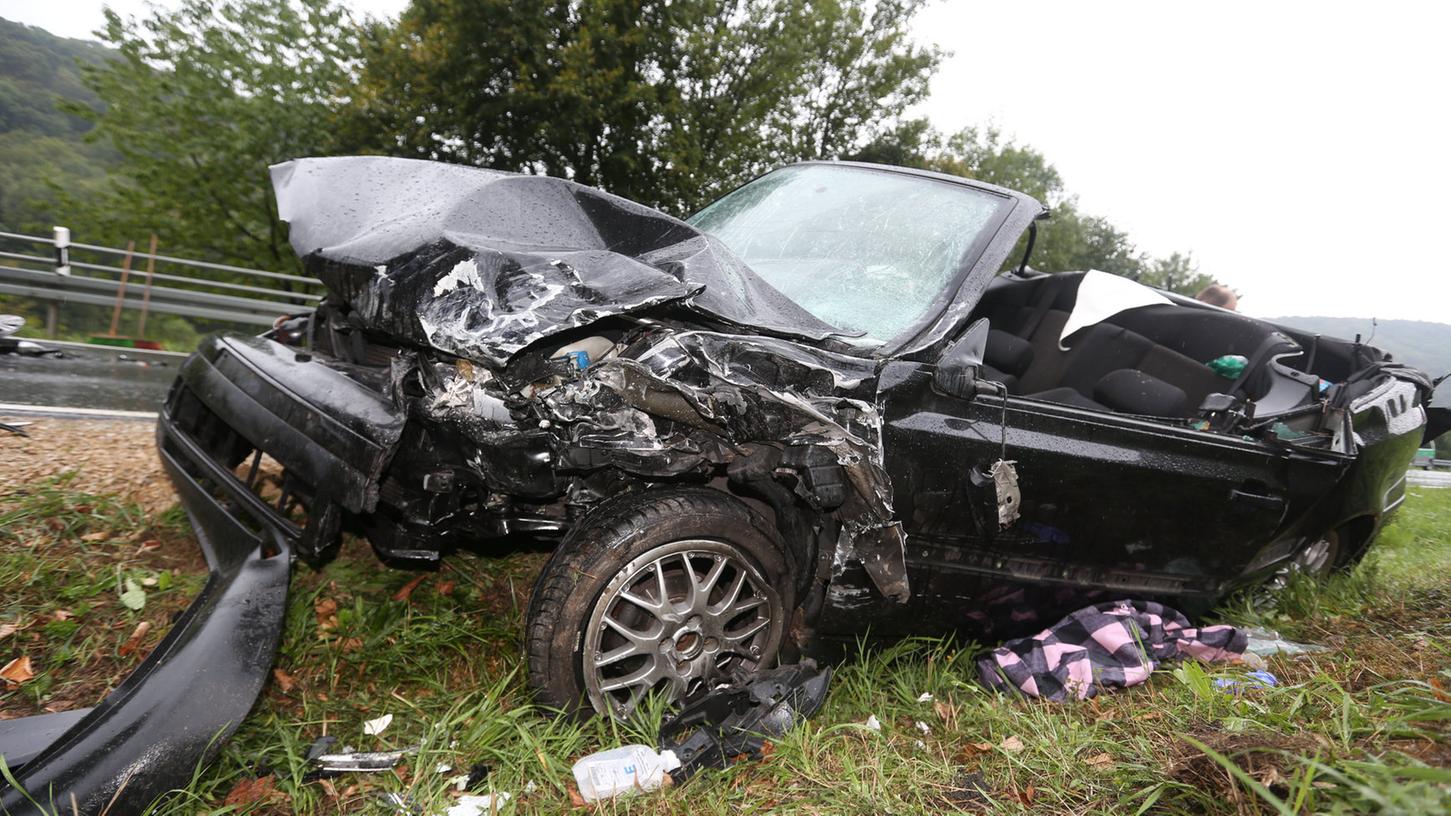 Eine Golf-Fahrerin aus Forchheim kollidierte am Donnerstagmittag gegen 12 Uhr mit dem Fahrzeug einer 64-Jährigen. Die 23-jährige Unfallverursacherin musste mit lebensgefährlichen Verletzungen in eine Spezialklinik geflogen werden.