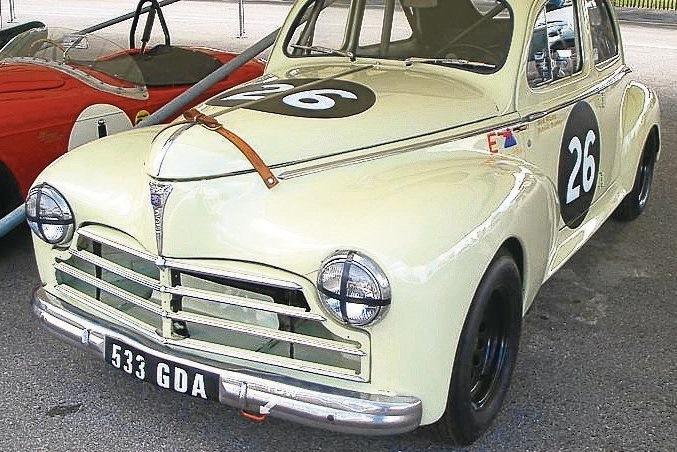 Der 1954 gebaute Wagen leistet schon stolze 60 PS und schafft 130 km/h.