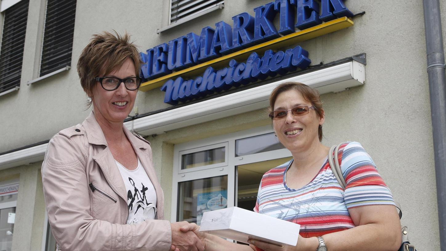 Sabine Forster von der Werbeabteilung des Verlags Nürnberger Presse übergab den Preis an Christina Sommer (rechts).